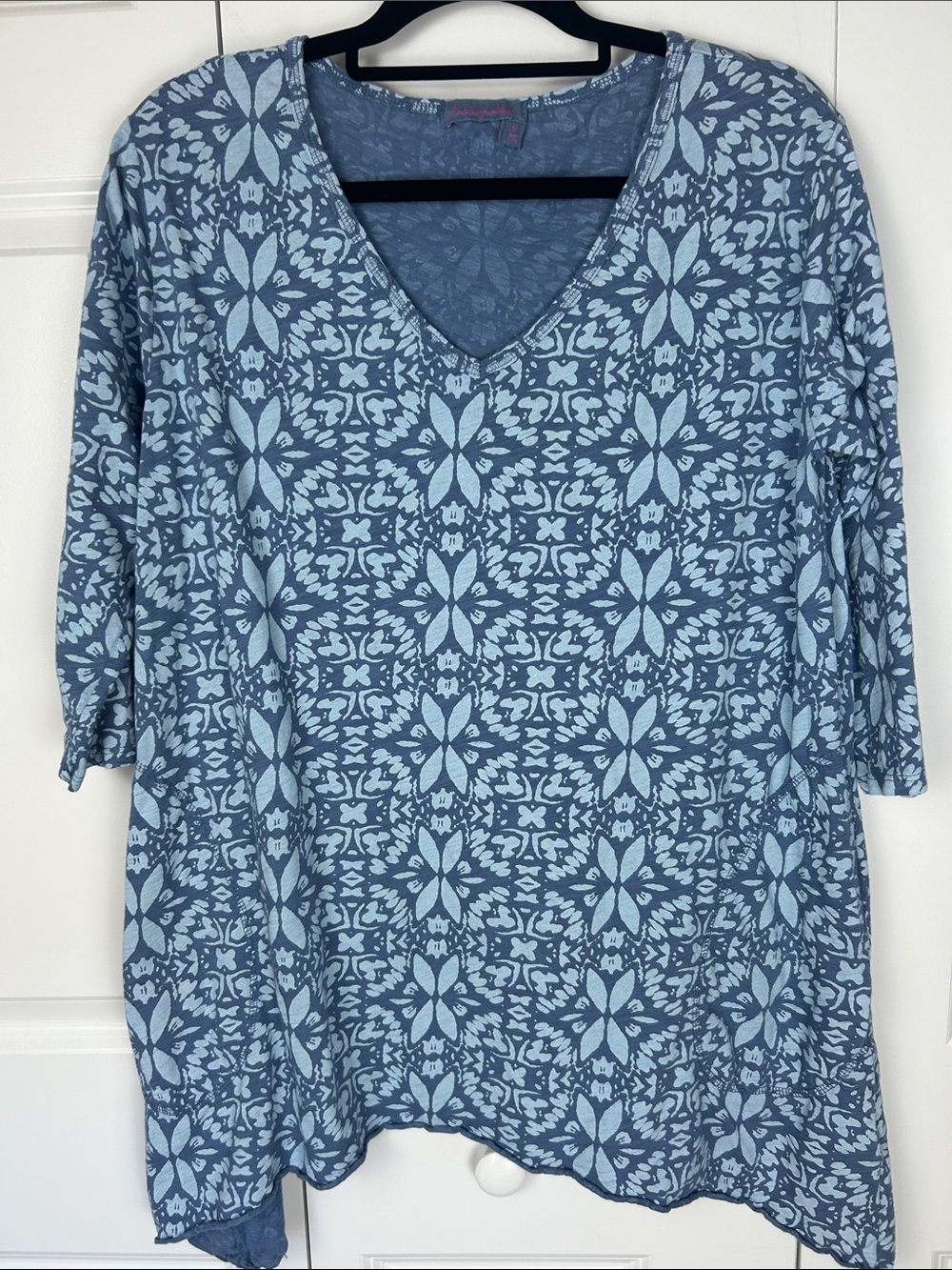 fresh produce Blue Floral Pattern V-Neck Tunic Size Medium